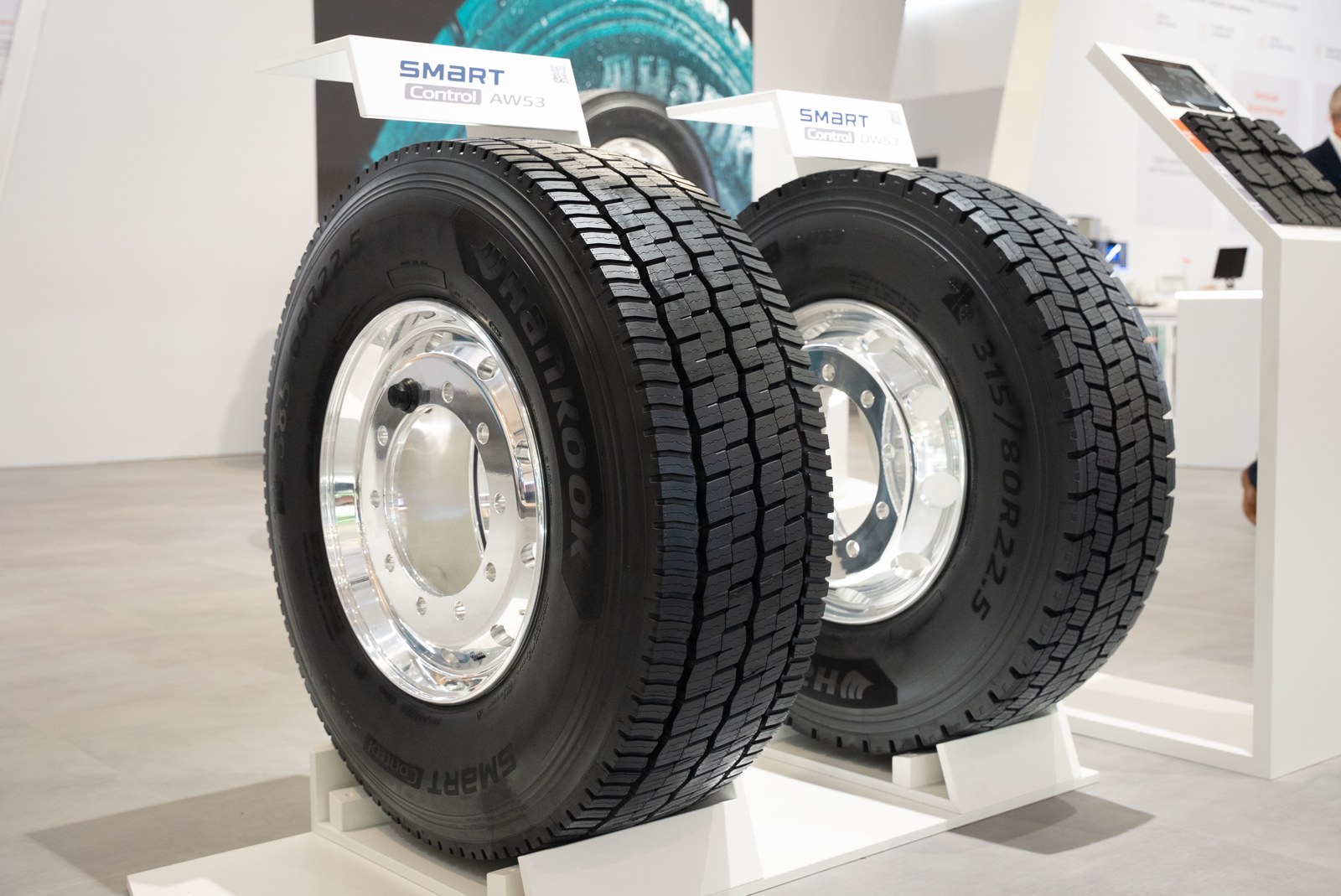 Hankook Smart Control AW53 a DW53: nové zimní dezény pro tahače s lepší trakcí na sněhu